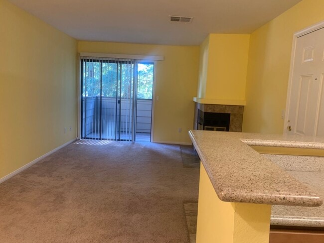 Building Photo - Beautiful upstairs condo with Washer and D...