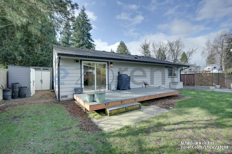Building Photo - 14046 Meridian Ave N