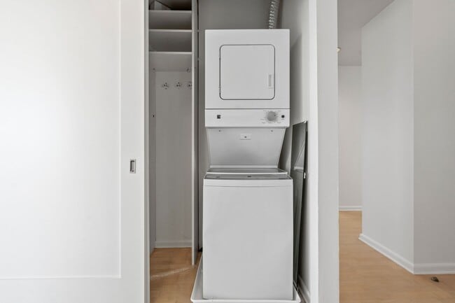 Building Photo - Light Filled 2 Bed, 2 Bath South Beach Por...