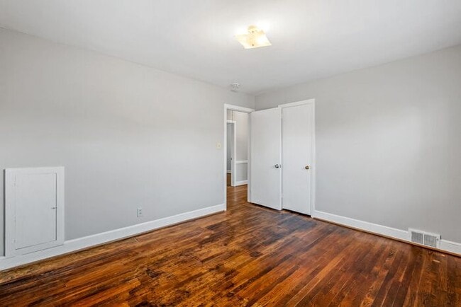 Building Photo - Adorable Brick Ranch Home in the Desirable Lindley Park Area! Updated, Hardwood Floors, Fenced!