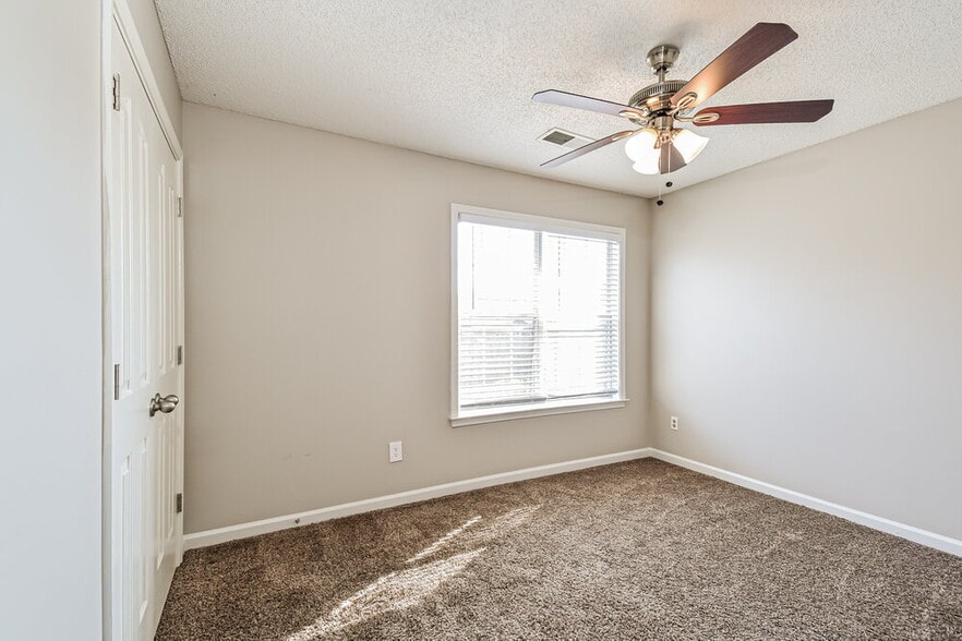 Building Photo - 6844 Charlotte Dr