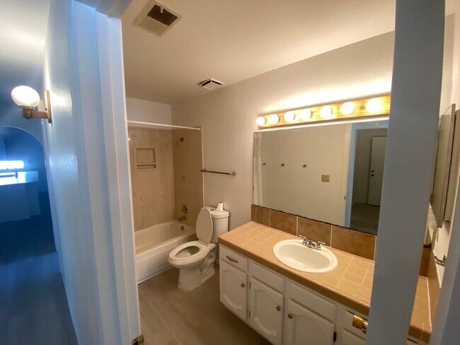 Building Photo - 5201 Sweetwater Dr NW