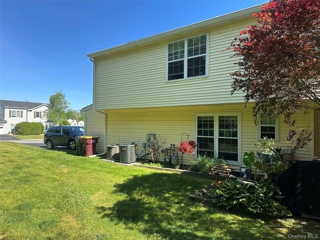 Building Photo - 121 Village Green Ct