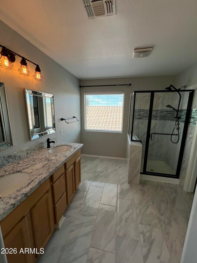 Building Photo - 2552 W St Catherine Ave