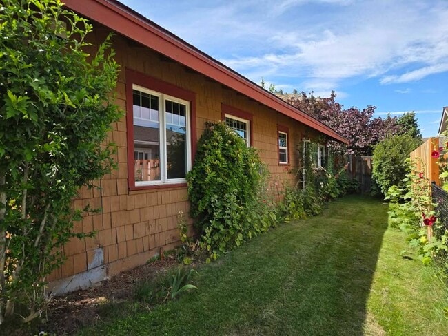 Building Photo - Adorable 2 bedroom house for rent in quiet...