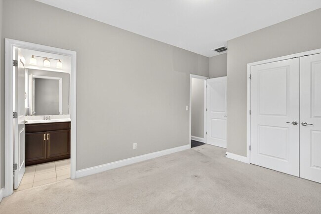 Building Photo - “5-Bedroom Home with Bonus Room & Resort-S...