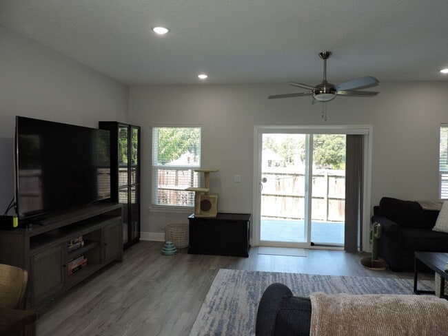 Building Photo - Easy access to interstate, shopping & Navy...