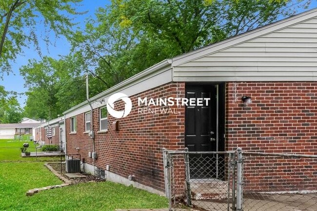 Building Photo - 3 Bedroom Pet-Friendly Home in St. Louis, MO with Main Street Renewal