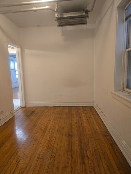 Building Photo - 858 N Hoyne Ave