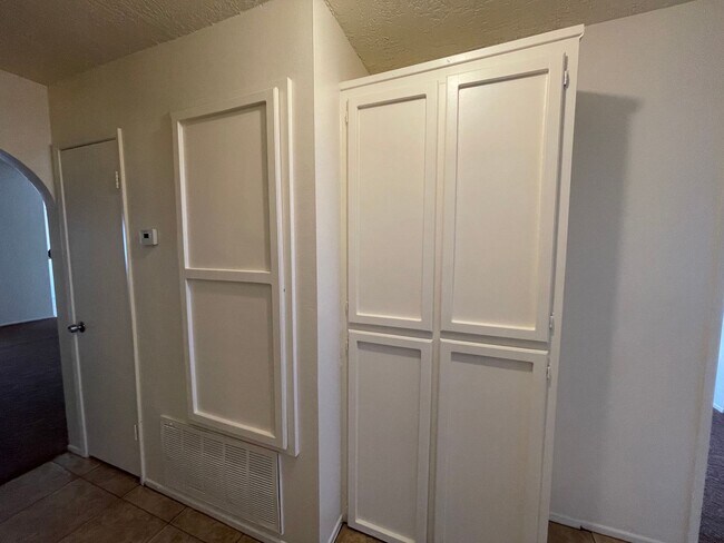 Building Photo - Hesperia-Refurbished- 3 Bedrooms, 2 Bathro...