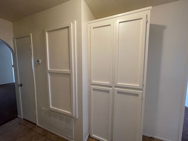 Building Photo - Hesperia-Refurbished- 3 Bedrooms, 2 Bathrooms + Den or Office, Large Property