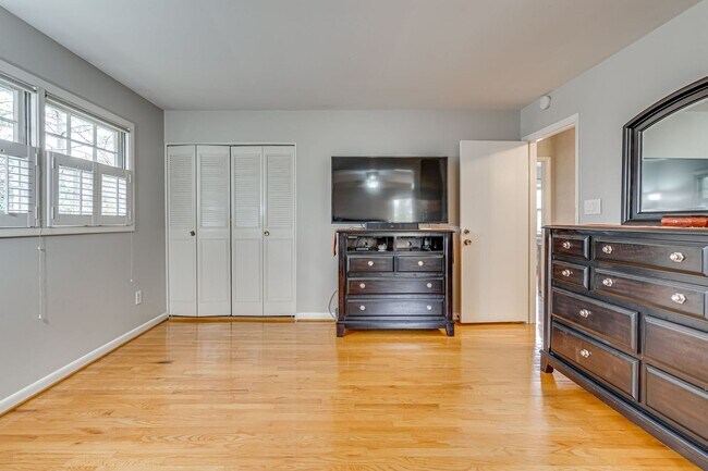 Building Photo - Charming 4 Bed SFH in Alexandria!