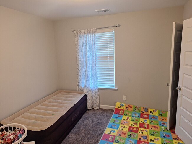 Building Photo - Beautiful Five Bedroom Home Located in Northeast Columbia!