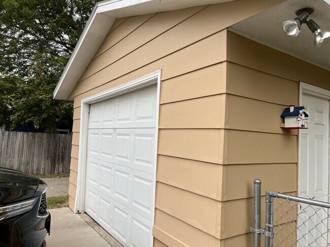 Garage - 1101 34th Ave N