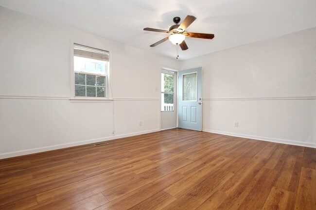 Building Photo - Well-Maintained Home with Spacious Yard an...