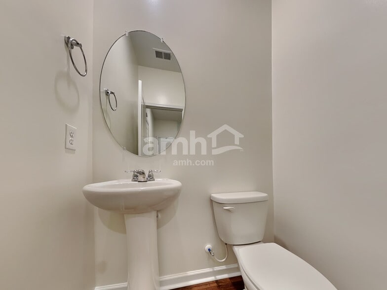 Building Photo - 636 Redbud Ln