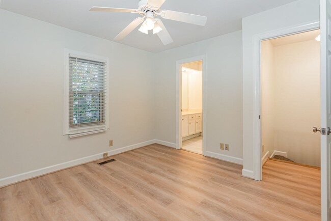 Building Photo - End Unit 2 Bedroom 2 1/2 Bath Townhome-Hil...