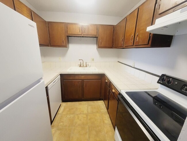 Building Photo - UPDATED 1/1 in Walkable Location w/ Solid Floors, Community Pool, & Washer/Dryer! Avail NOW for $...