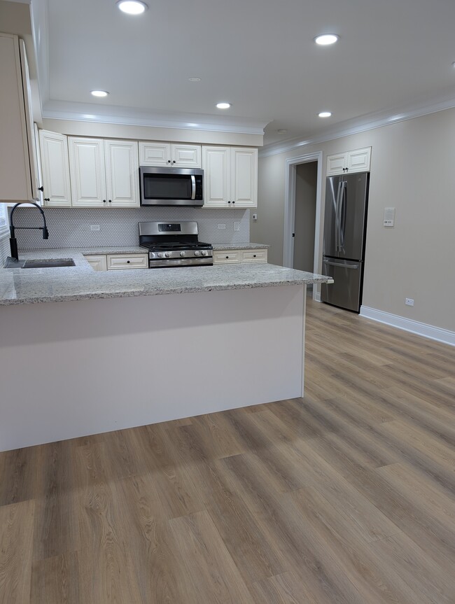 Beautiful, updated kitchen - 4530 Sunnyside Ave