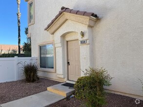 Building Photo - Like New, Lovely Townhome