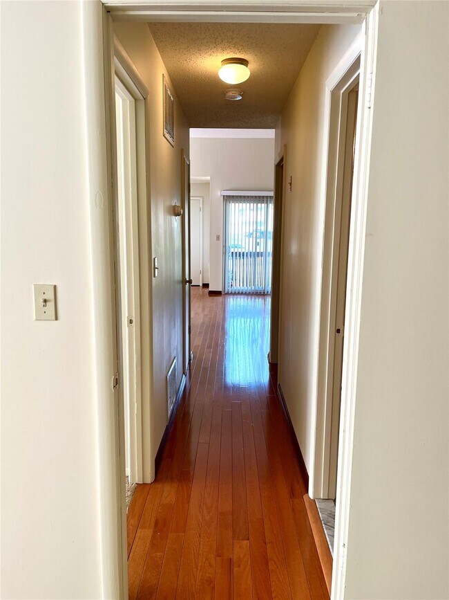 Building Photo - 4001 Whispering Hills Dr
