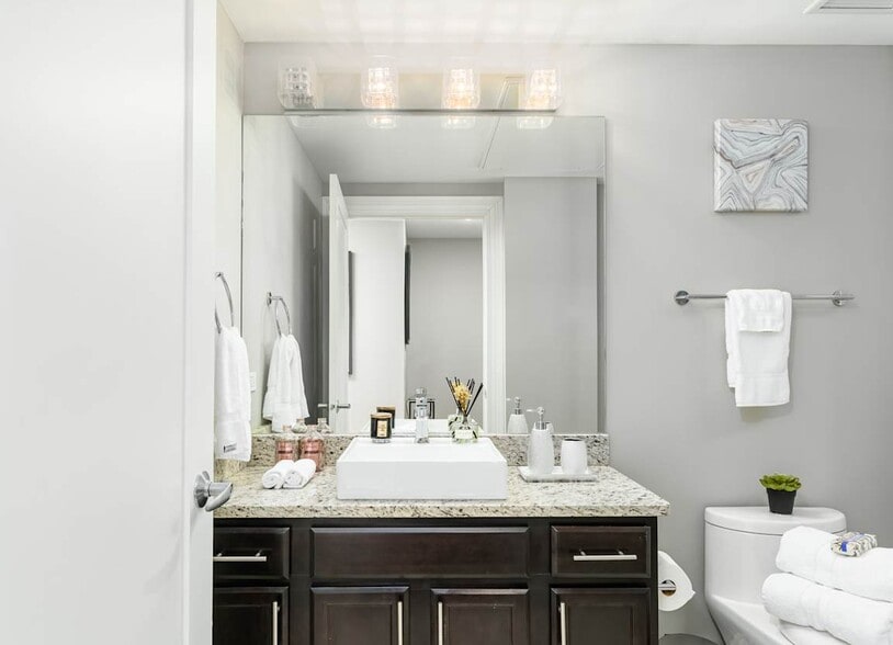 Building Photo - 5000 N Sheridan Rd