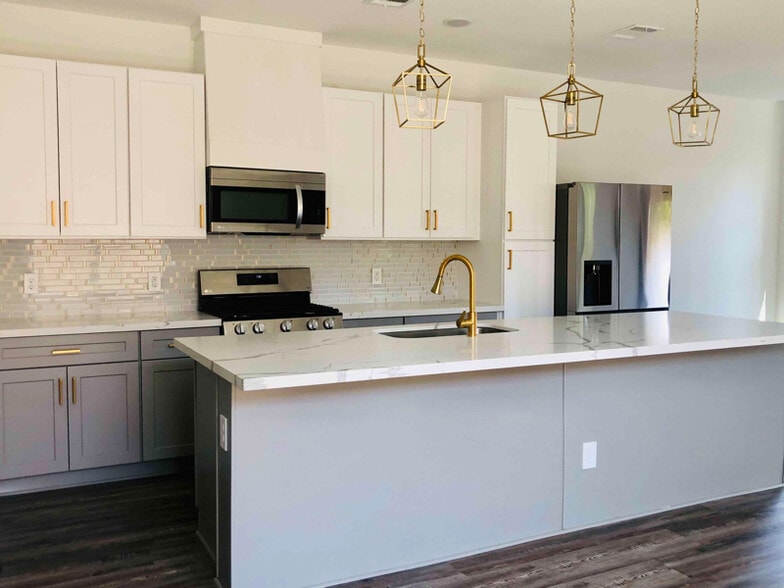 Building Photo - 5813 England St