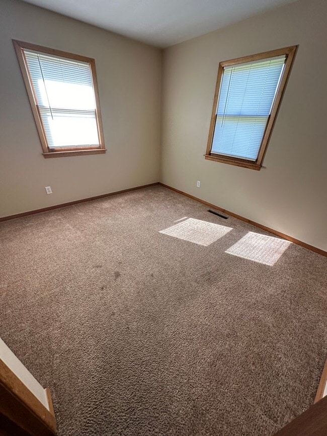 Building Photo - 3 Bedroom, 1.5 Bathroom House