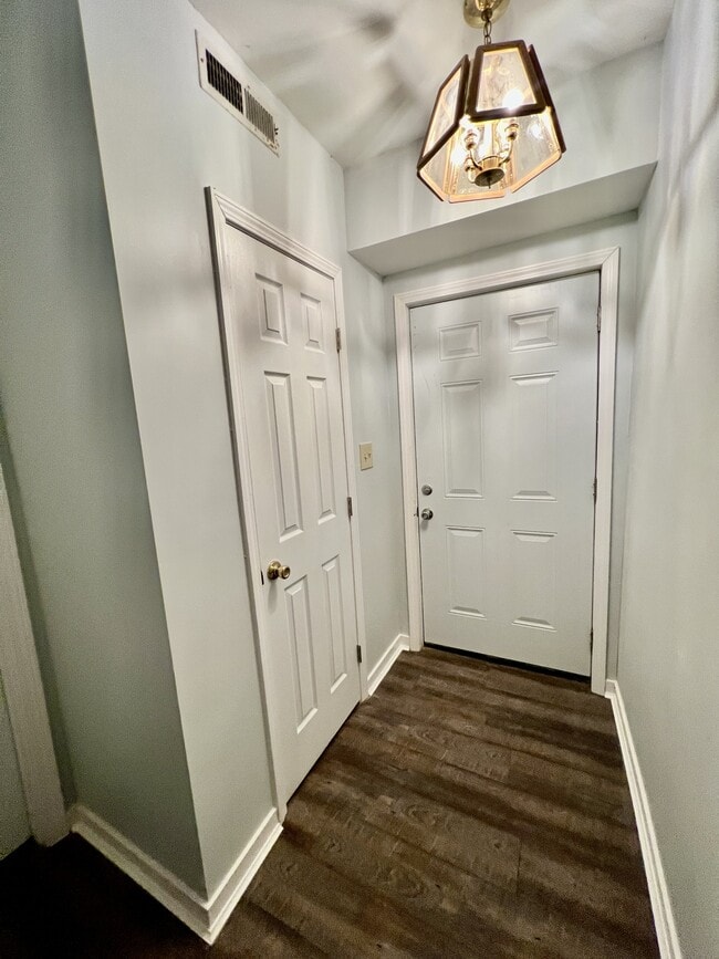 Building Photo - 403 Cedarstone Rd