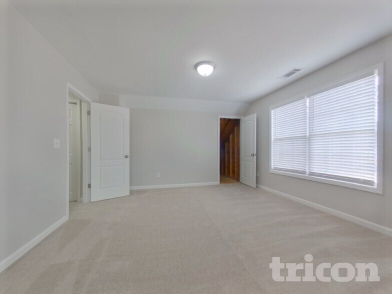 Building Photo - 1228 Saxony Dr SE