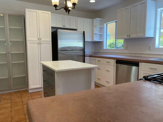 Building Photo - Private Single Family Home in Central Quie...