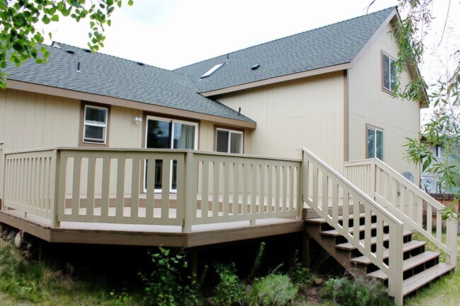 Building Photo - NE 4 Bedroom, 3 Bath, Gas Fireplace/Heat, ...