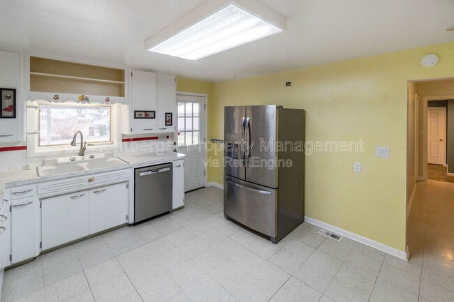 Building Photo - 2324 E South Crescent Ave