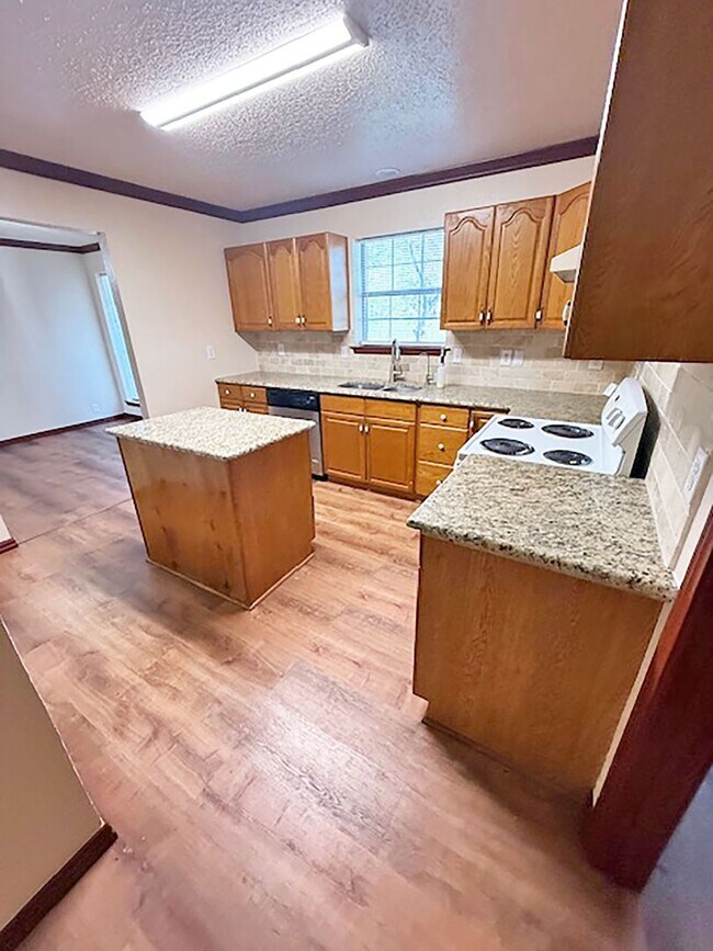 Building Photo - Nice 3 Bdrm 2 Bath Home in Decatur Texas