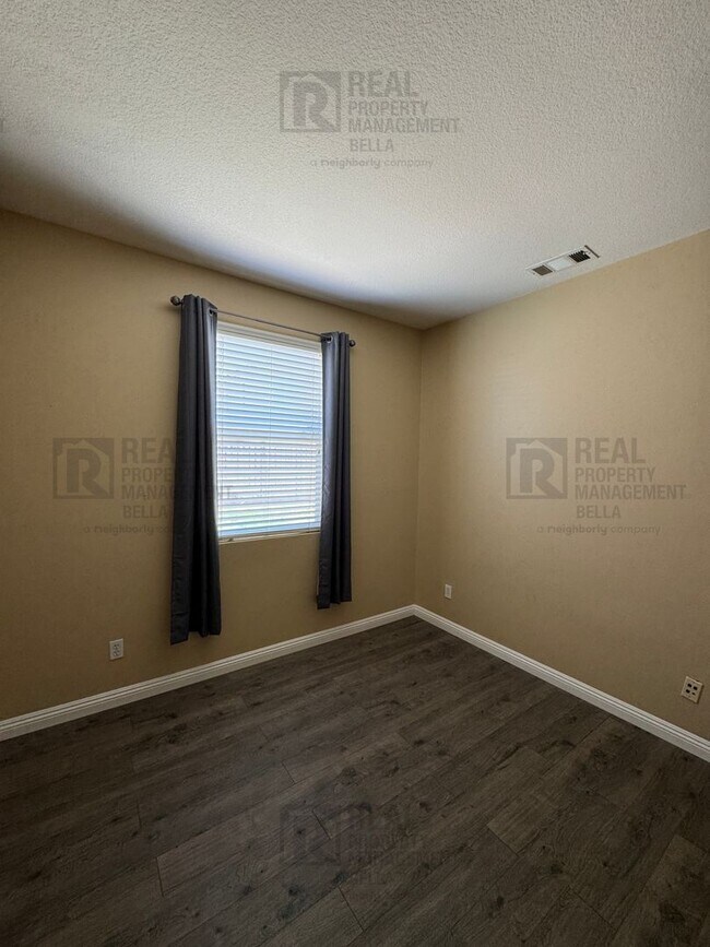 Building Photo - Ideal Layout! 4 Bedroom Home with Main Floor Bed/Bath & Open Loft