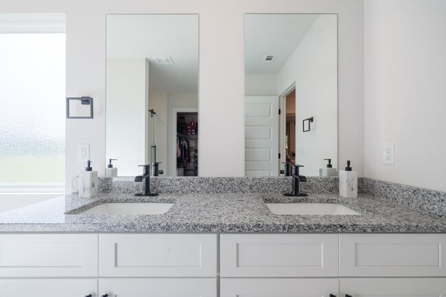 Building Photo - 3021 Reynolda Dr