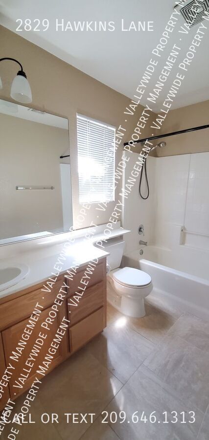 Building Photo - Tracy 3 Bedroom 2.5 Bathroom Home