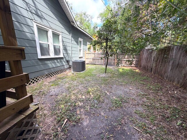 Building Photo - Available fully furnished or unfurnished, this beautifully renovated 3-bedroom, 1.5-bathroom home...