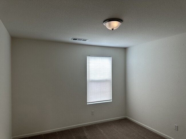 Building Photo - Manteca 5 Bedroom, 3 Bath Executive Style ...