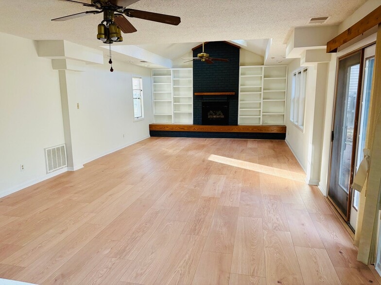Building Photo - 1556 Beachview Dr