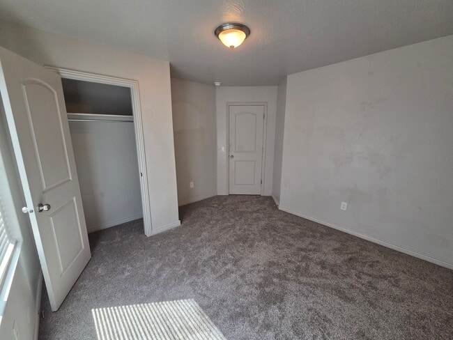 Building Photo - Spacious 4 Bedroom Home!