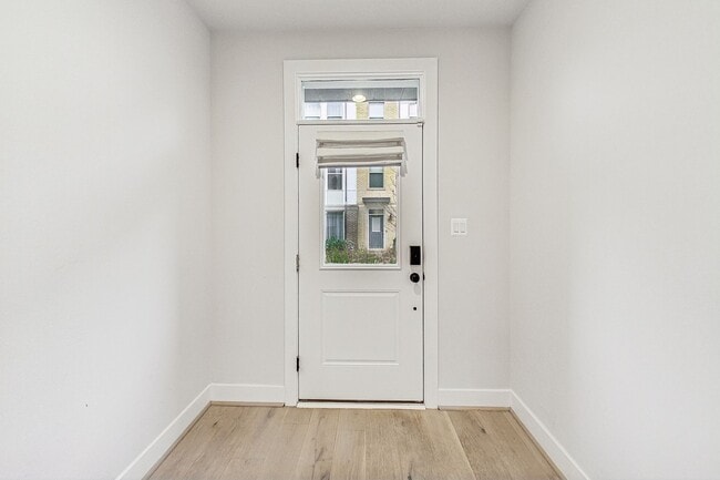 Building Photo - Contemporary 4 bedroom, 3.5 bath Open Concept Townhome!