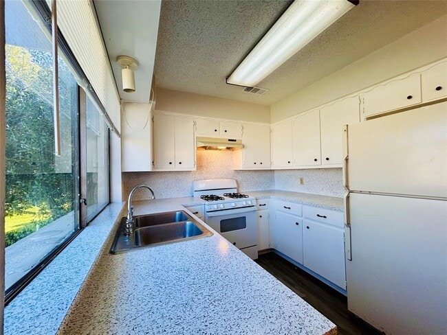 Building Photo - 12005 Charing Cross Rd