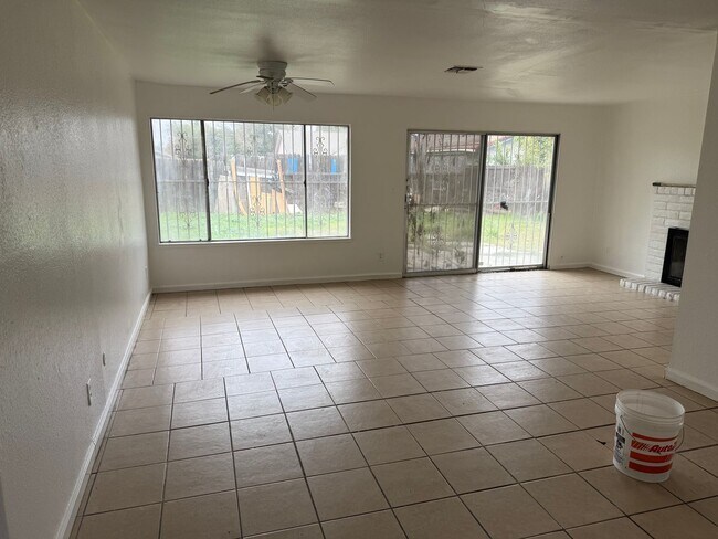 Building Photo - 3 bd 2bth- Ready to move in!! Easy access to shopping and FWY 99 and I-5!!!