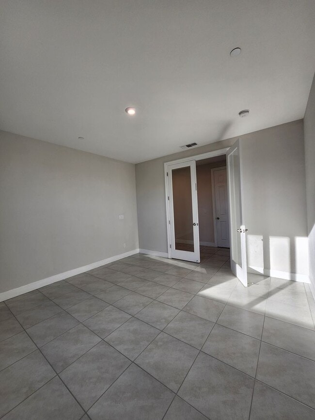 Building Photo - Beautiful Plumas Lake home on a large lot with SOLAR