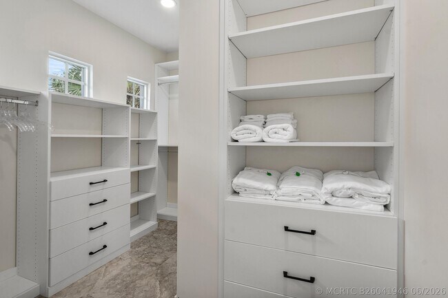 Building Photo - 550 Tomahawk Ct