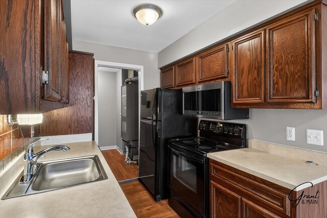 Building Photo - $1550 2 bedroom town house