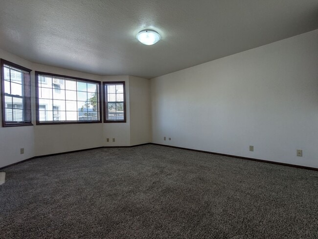 Building Photo - Great first floor 2bed/1 bath apartment