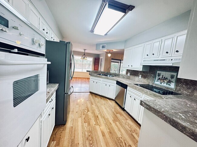 Building Photo - 425 Zephyr Dr