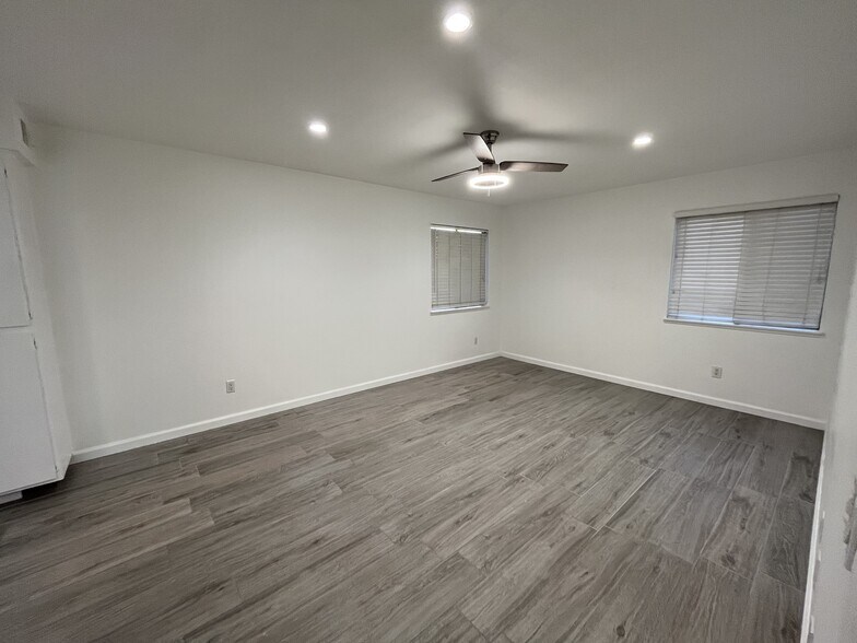 Large Light Bedroom - 26200 Redlands Blvd